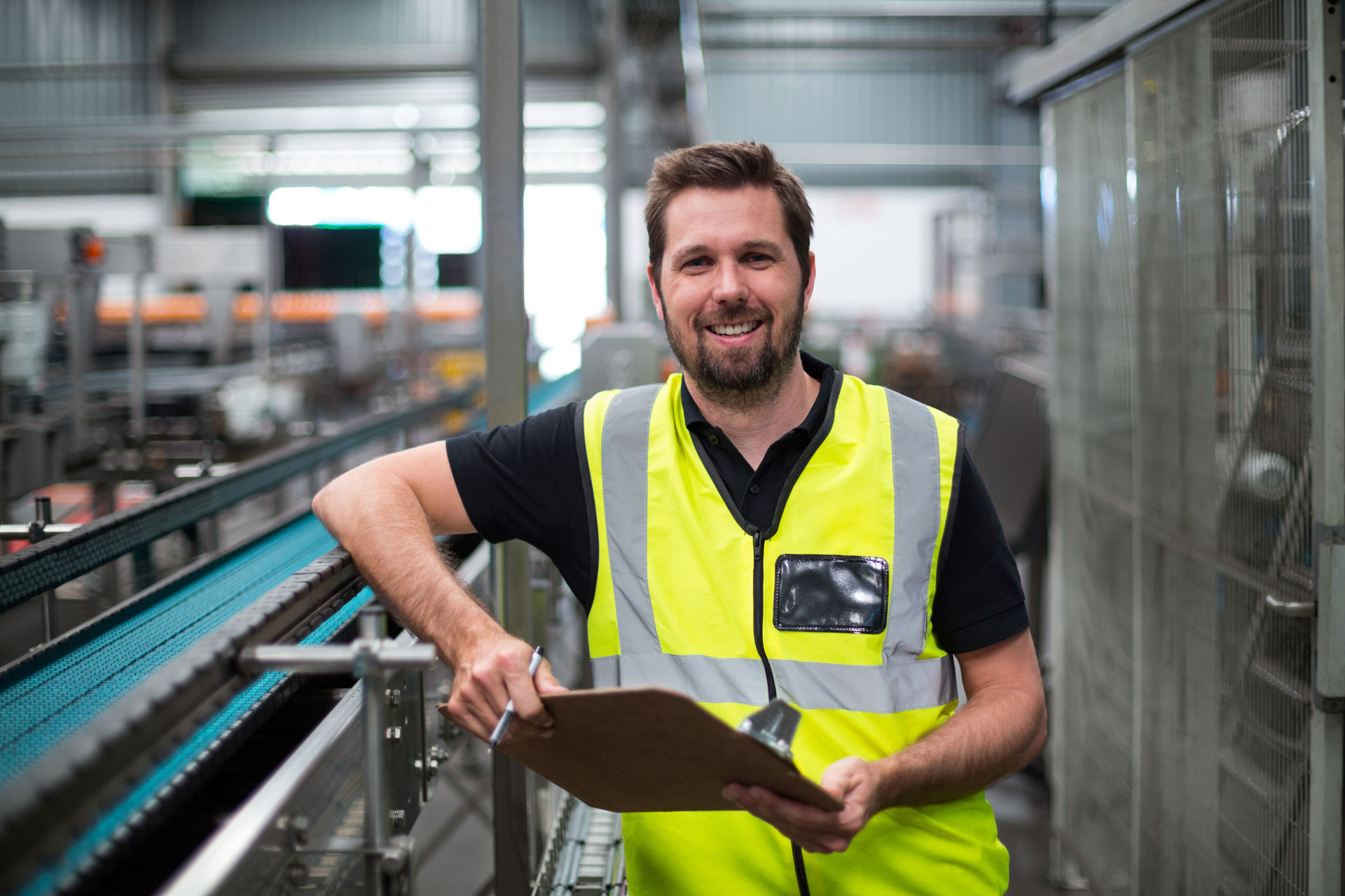 Auf dem Bild ist ein Mann in einer Warnweste zu sehen, der sich in einem Zustand der Heiterkeit befindet.